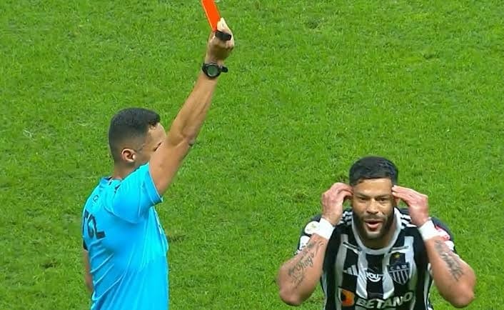 arbitro-detalha-a-razao-da-expulsao-de-hulk-no-jogo-atletico-mg-contra-palmeiras