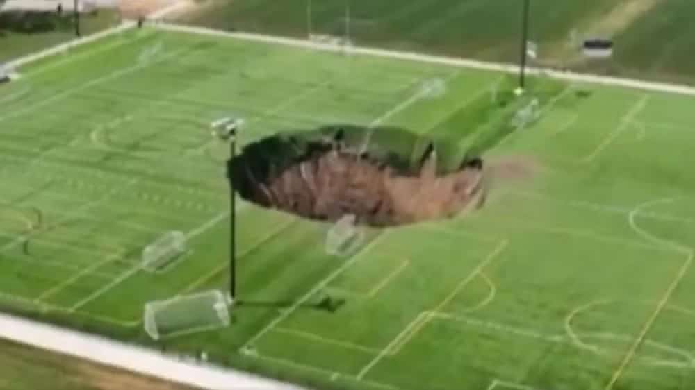 cratera-gigante-aparece-no-meio-de-campo-de-futebol