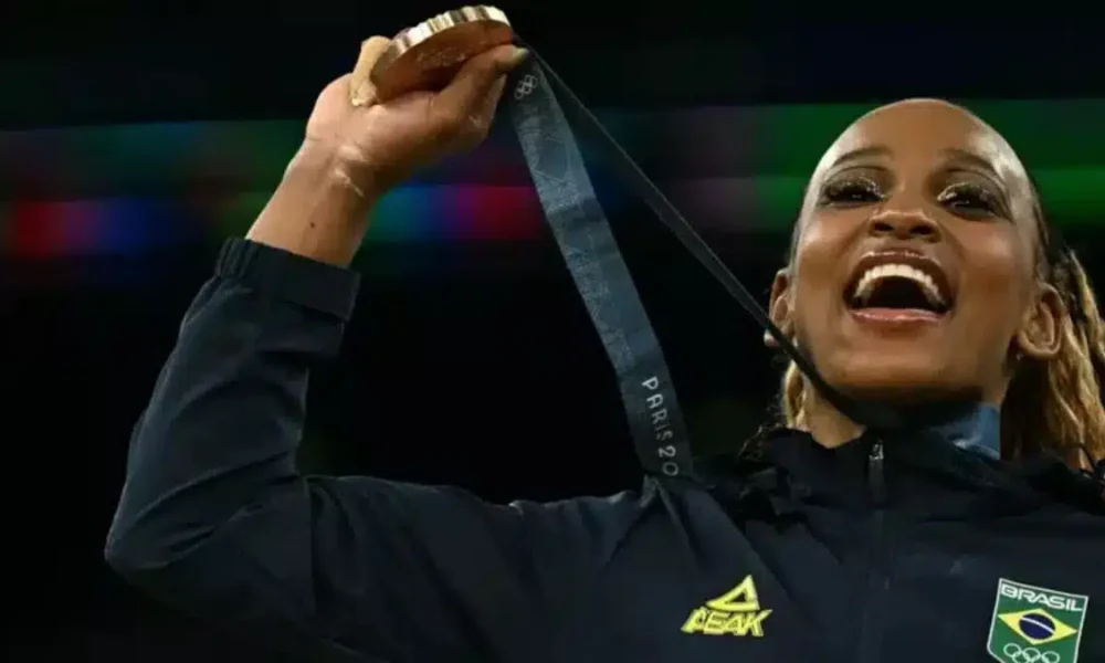 rebeca-andrade-sofre-golpe-apos-ganhar-medalha-olimpica