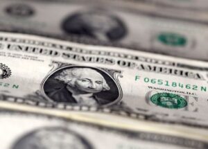 Dólar vai a R$ 5,66 com alta no exterior e questão fiscal no Brasil; Ibovespa sobe puxada por Vale e Embraer