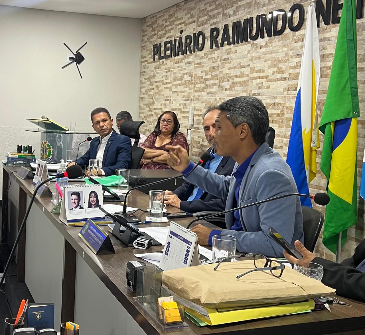 Prefeito Raimundinho Brandão vai ao parlamento  municipal apos reeleição e assume compromissos